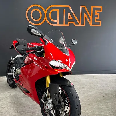 moto rouge de course à Suresnes près de Nanterre et de Boulogne-Billancourt en Hauts-de-Seine 92