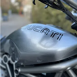 covering gris moto ducati à Suresnes près de Nanterre et de Boulogne-Billancourt en Hauts-de-Seine 92